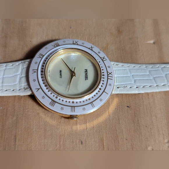 (934)Vintage peniel lady's watch white leather band Roman numerals in the bezel - Picture 8 of 11